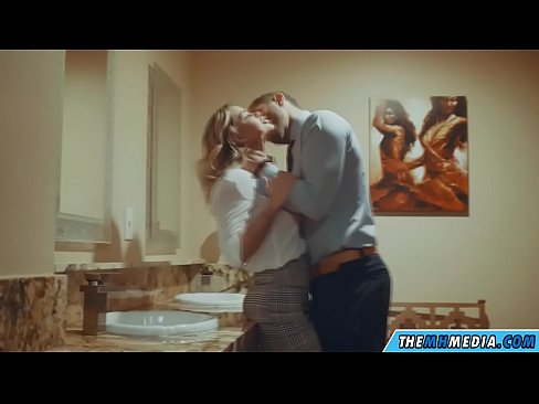 ❤️ Nalika pirang busty seduces anjeun dina restroom umum ❤ video bangsat di urang